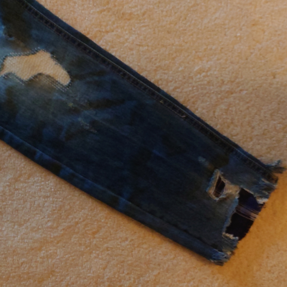 Distressed jeans - Picture 3 of 6